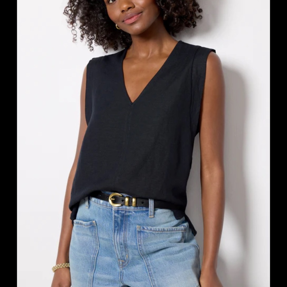 Evereve Black V-Neck Sleeveless Blouse